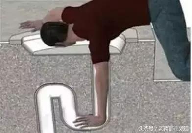 手机掉粪坑男子用手捡手机,手机掉马桶里的男人