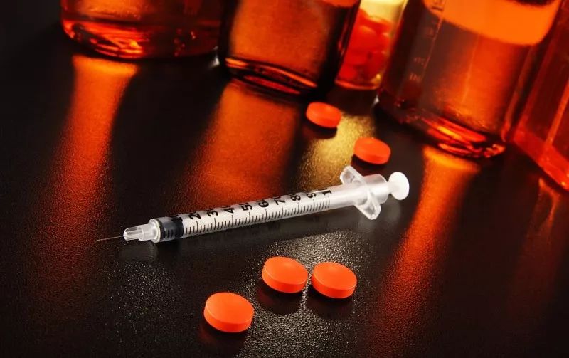 容留他人吸毒买卖毒品怎么处罚,为他人代购毒品如何认定