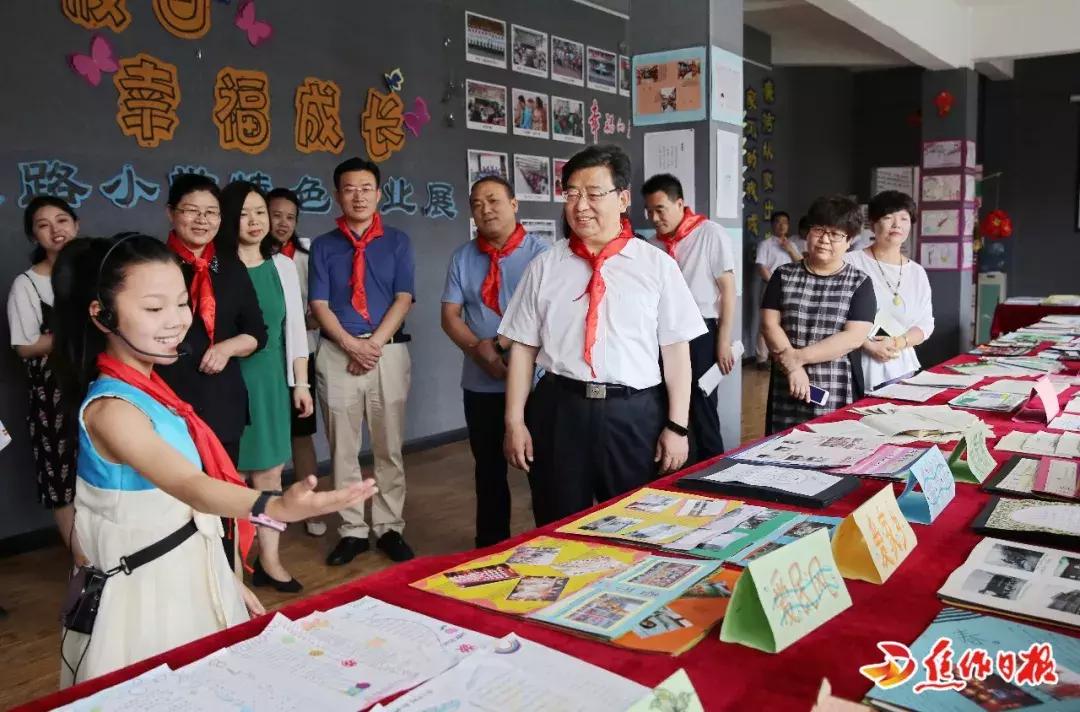 六一到啦！市委书记王小平戴上了红领巾，给孩子们送来最好的礼物