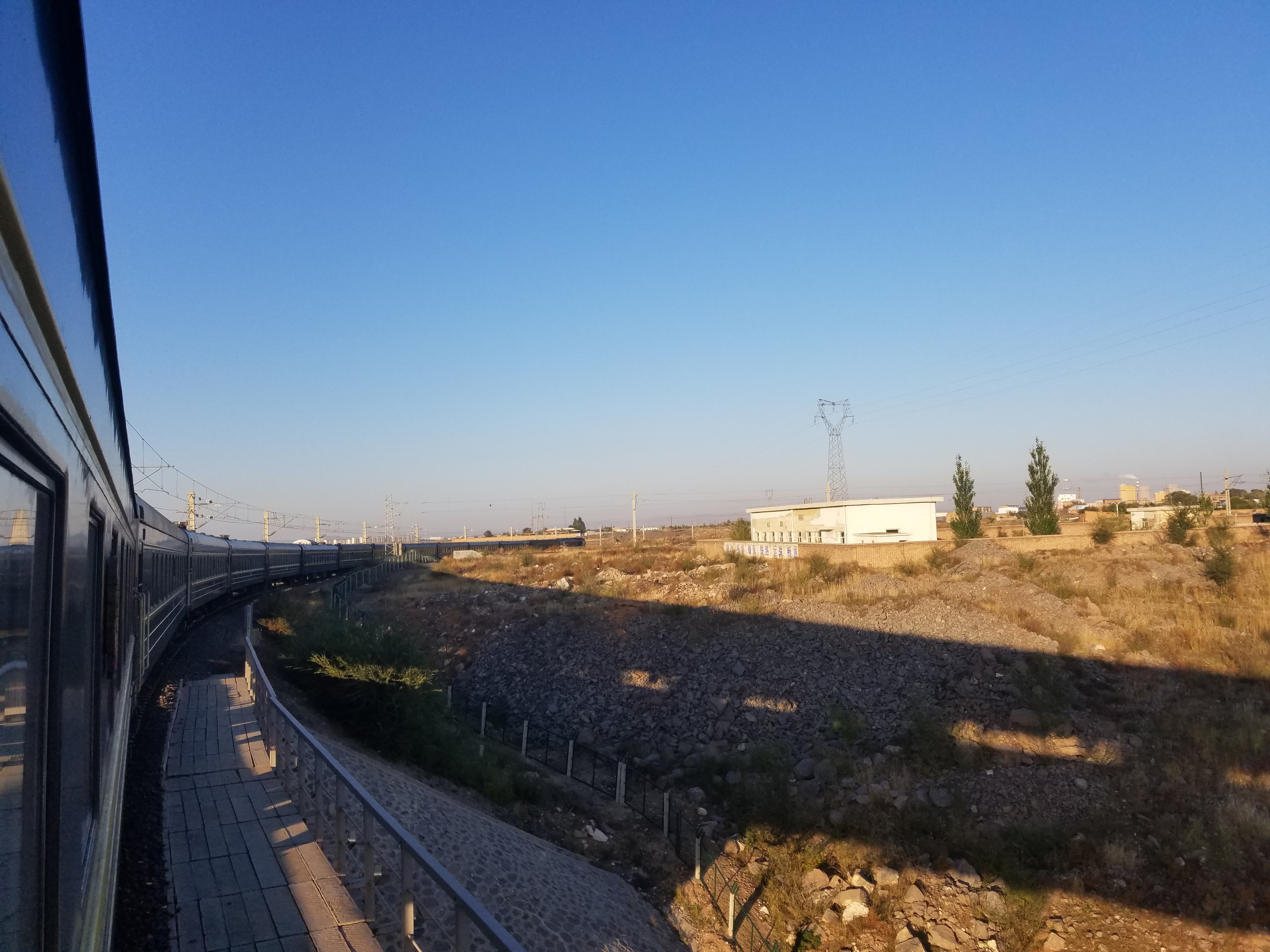 她在127小时的K3火车上拍婚纱照,看了三个国家的风景