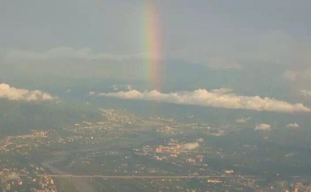 飞机高空拍摄效果图,飞机靠窗风景照片怎么拍
