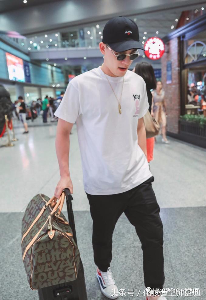 王俊凯和丁海寅,丁海寅橙色长袖机场