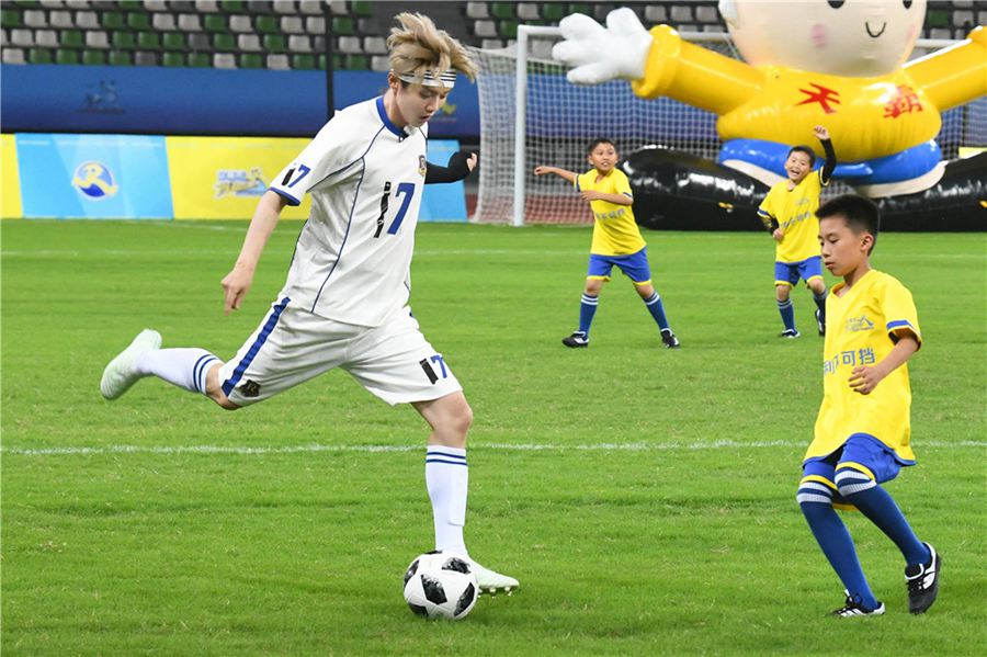 菲戈奔跑,菲戈奔跑吧兄弟踢球