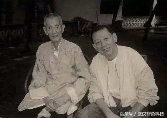 30年前他欠下3.2亿，发誓永不坐奔驰如今他坐最贵的劳斯莱斯