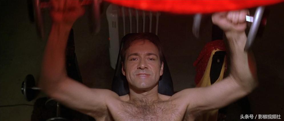 《美国丽人》汁源中年大叔无意中爱上女儿同学从此一发不可收拾