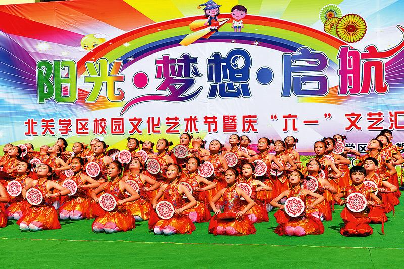 让孩子在欢乐和幸福中茁壮成长,让孩子们在快乐中健康茁壮成长