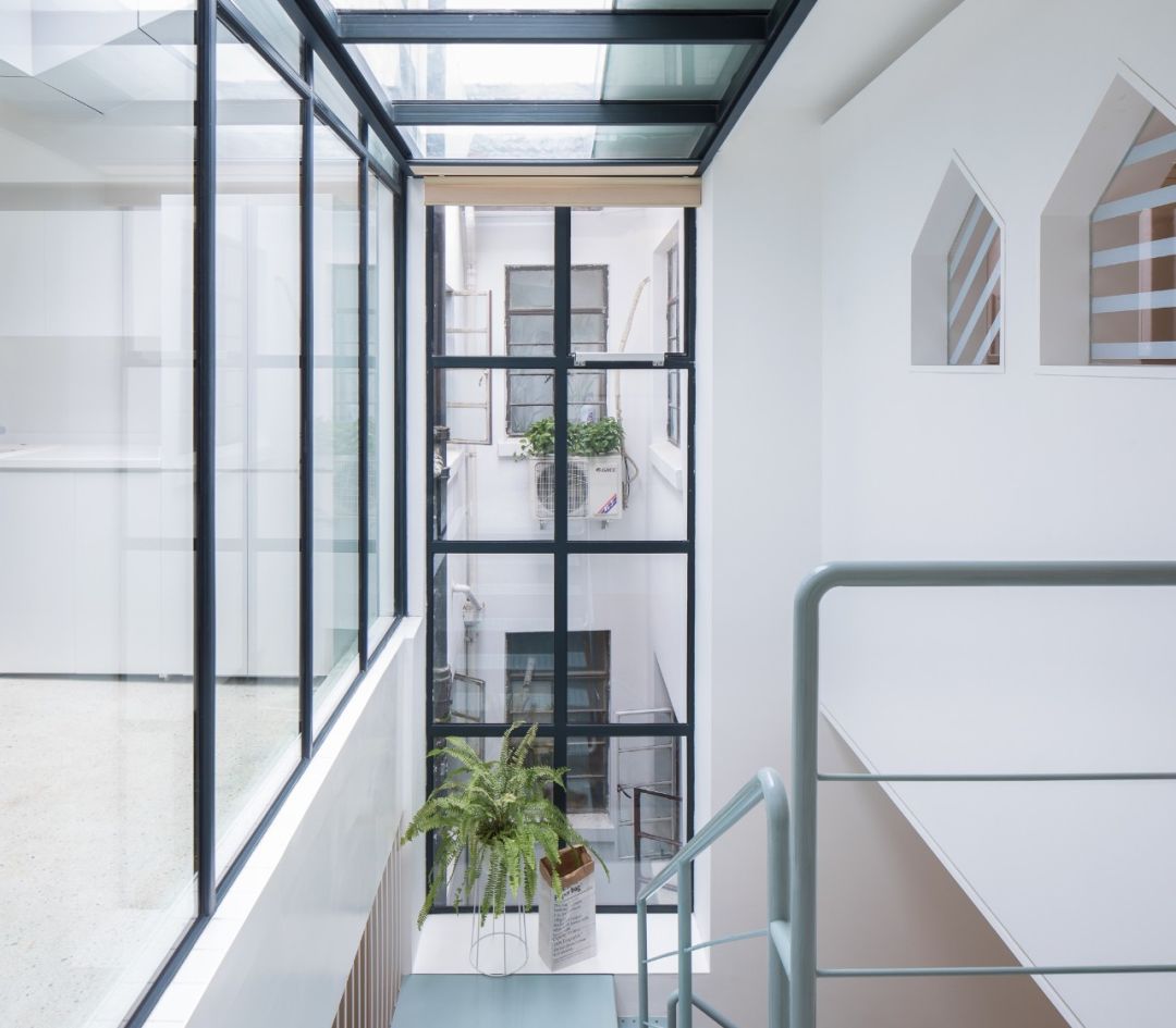 连树都种进房子！71岁高龄老房爆改“回春”，从危房到美宿，不只是惊艳！