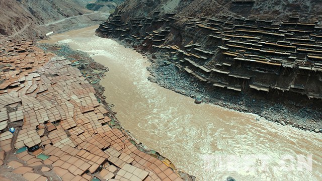 「新时代·藏东明珠」*藏西**千年古盐田边,建起了电商服务站