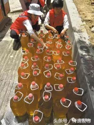 爱心人士为村里老人捐赠物资,爱心人士捐赠米面油