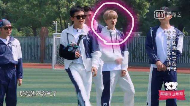 鹿晗邓超踢球,鹿晗踢球大力抽射