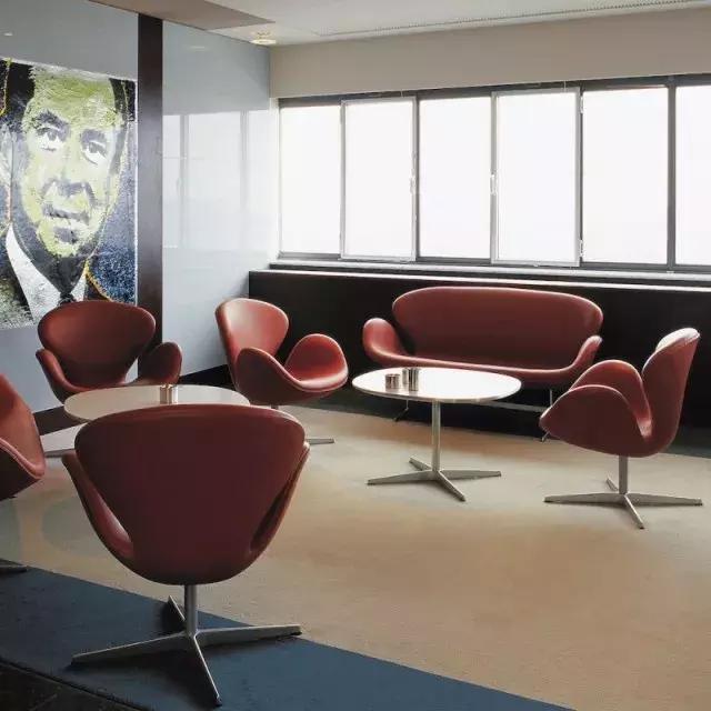 坐着六十年代椅子,小时候的椅子好怀旧