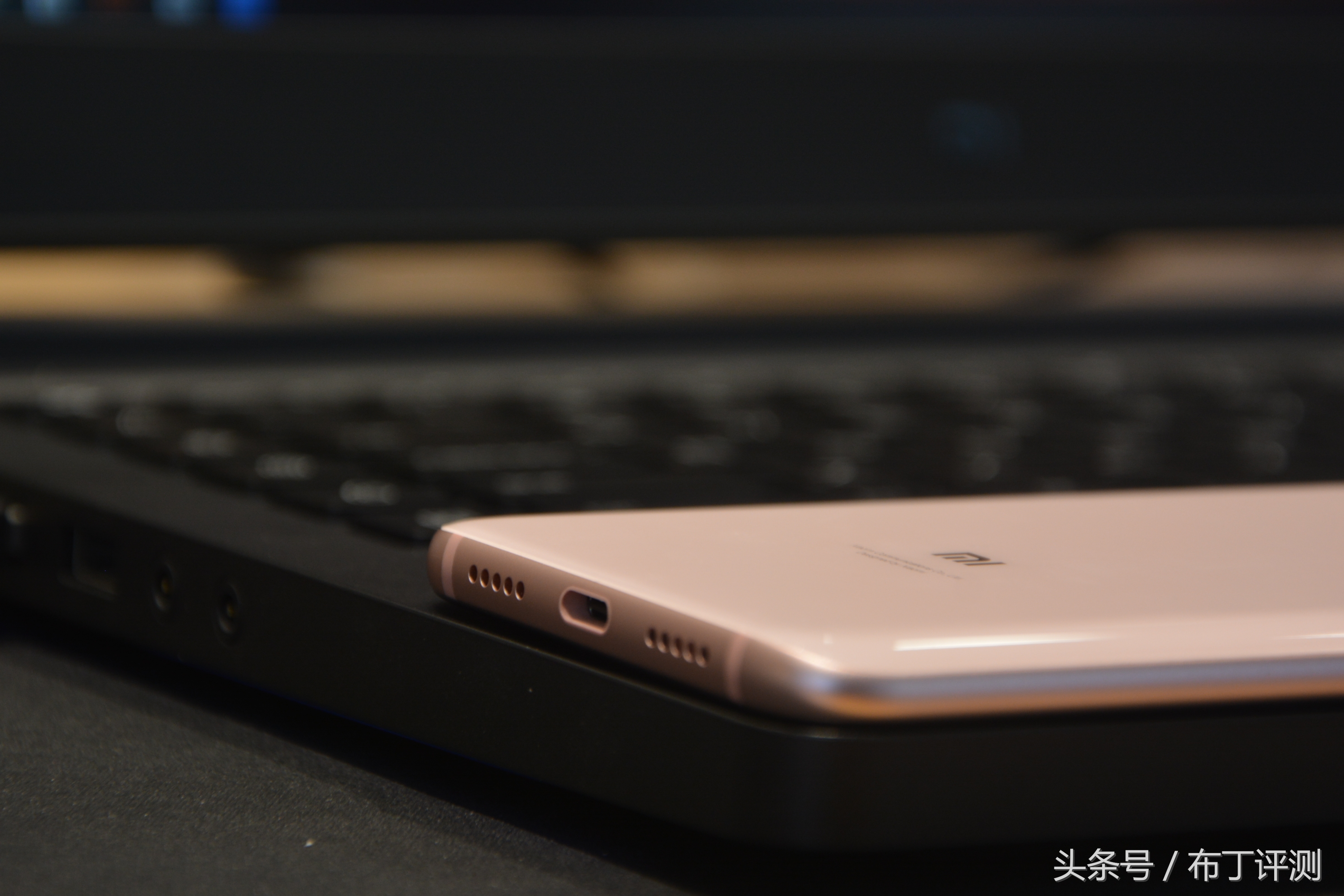 全球首发双频GPS,拍照超苹果X,小米8金色版上手体验!