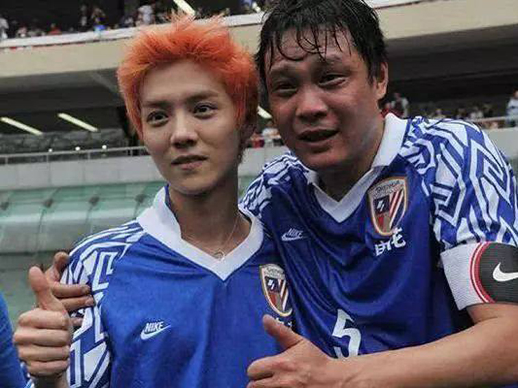 鹿晗踢球被表扬的视频,鹿晗王永珀踢足球