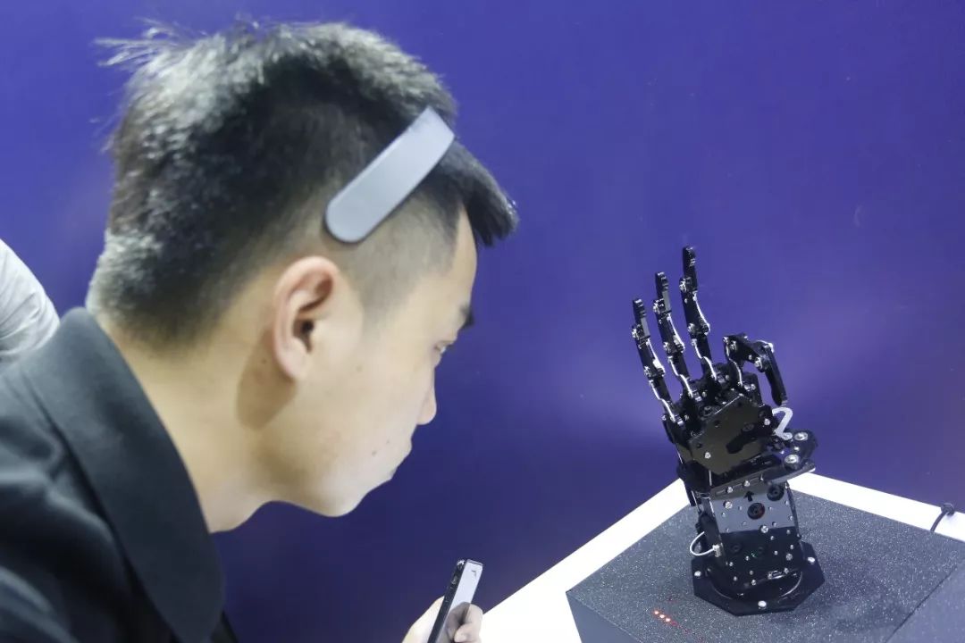 杭州人对未来的好奇心彻底爆发！10多万人在江边“看到了未来”！