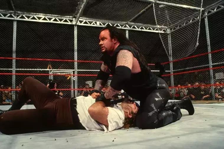 罗曼雷恩斯穿捍卫者防弹衣,wwe罗曼高光时刻