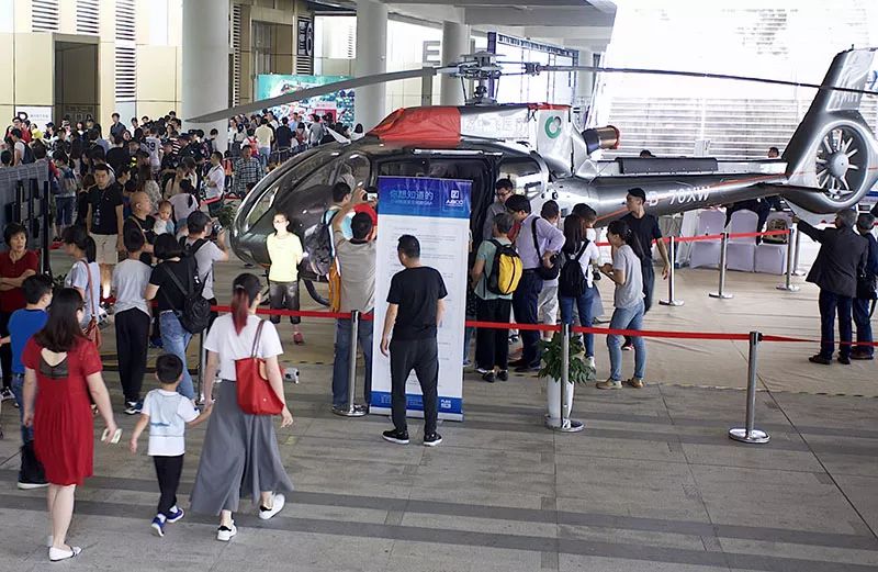 杭州人对未来的好奇心彻底爆发！10多万人在钱塘江边“看到未来”