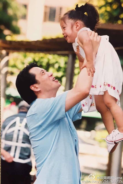 欧阳娜娜童年私照曝光,简直水蜜桃精转世,全身名牌这鞋太讲究了