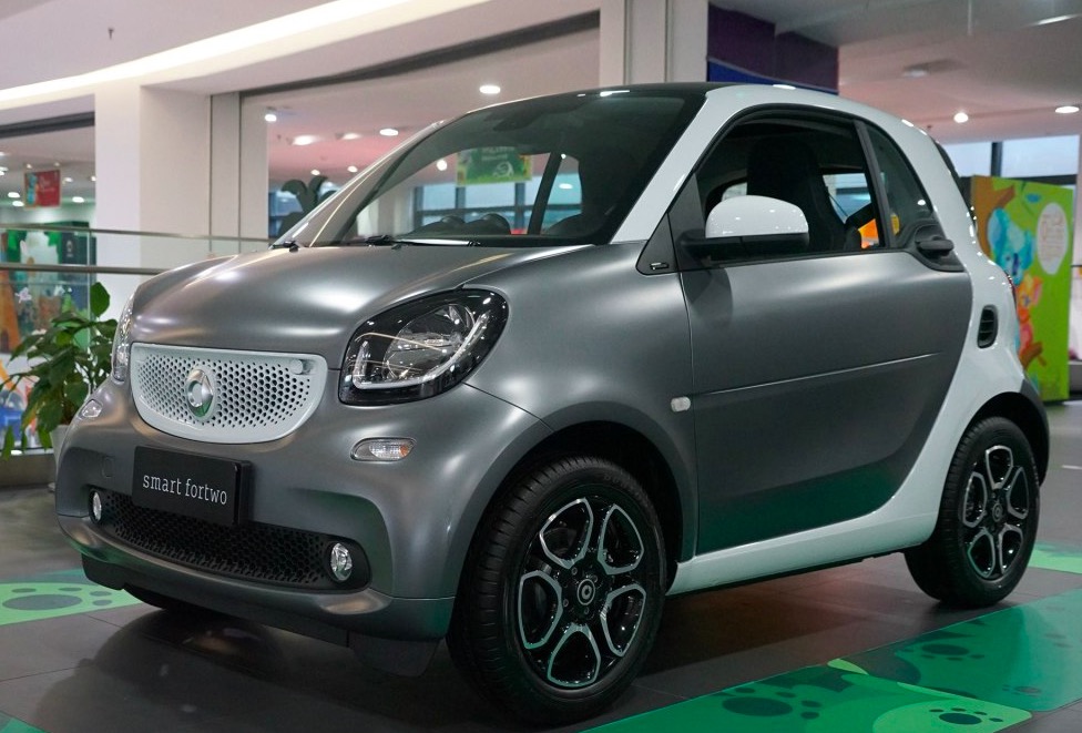 比QQ还小，2个座，不懂的以为是老年车，实际价可能跟迈腾差不多