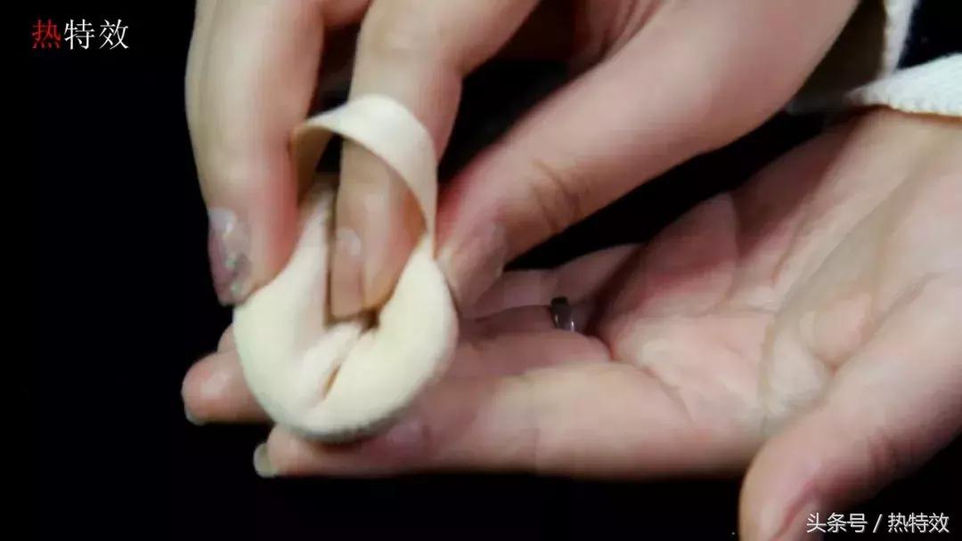 化这个妆自拍代价有点大,你想不想试试,手指肚划伤教程