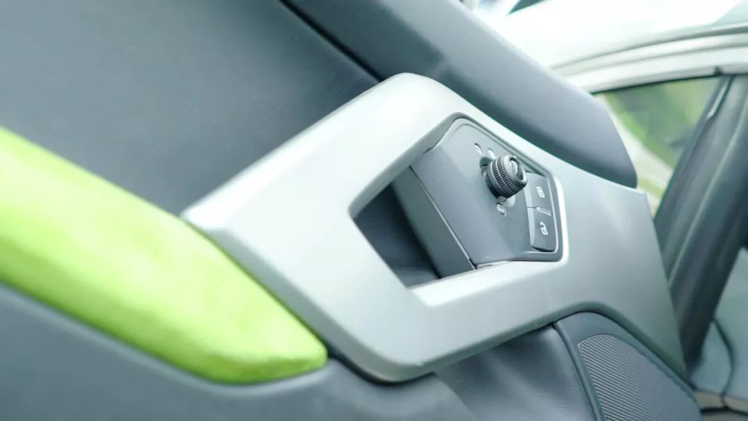 加速2.9秒的拖拉机，一脚油门一个鸡腿，一天租金一辆捷达