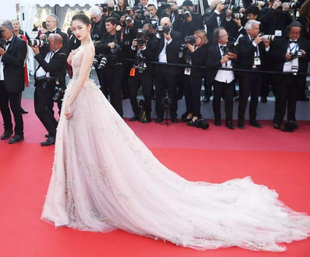 关晓彤穿百褶裙踢足球,关晓彤过膝靴穿搭