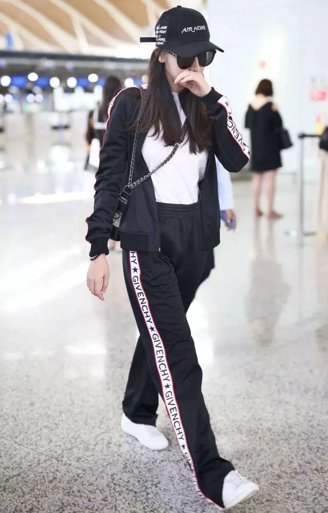 第一个在裤子侧面加条纹的那个人可以获终身成就奖了，易烊千玺鹿晗宋茜都会同意的