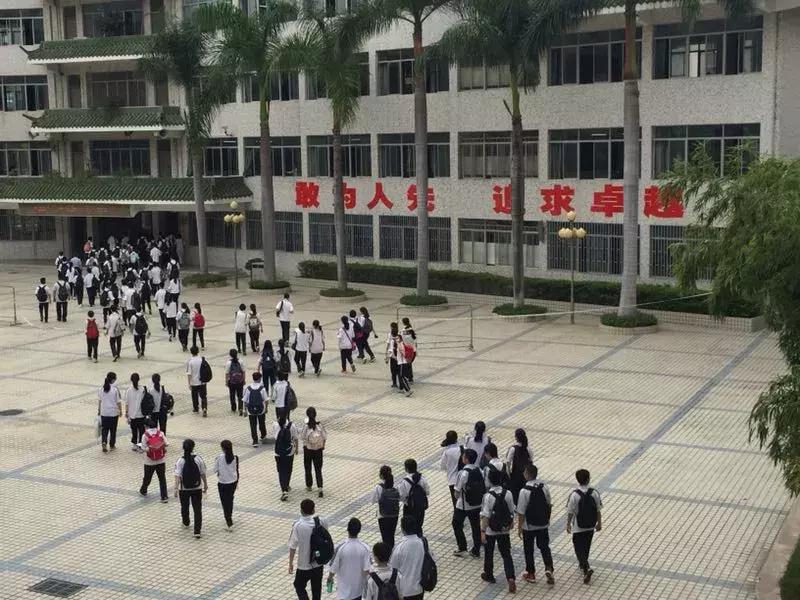 高考汕头几个考场,高考第一天学校门口人山人海