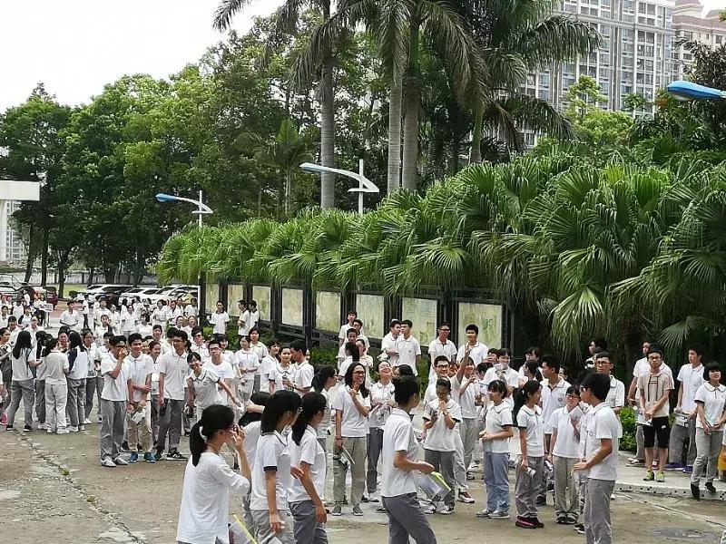 高考汕头几个考场,高考第一天学校门口人山人海