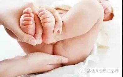 给宝宝换纸尿裤时发现不对,如何给宝宝换纸尿裤才能不腰疼