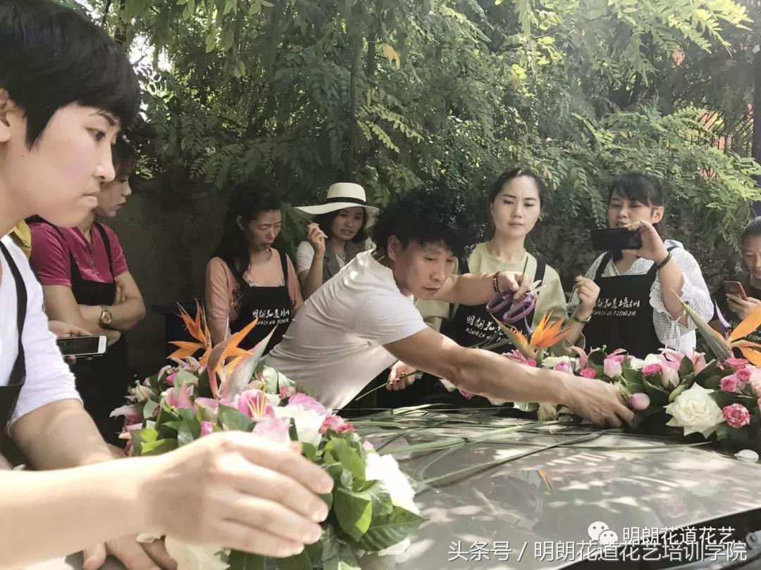 黑色主婚车花艺装饰,中国风婚车花艺教程