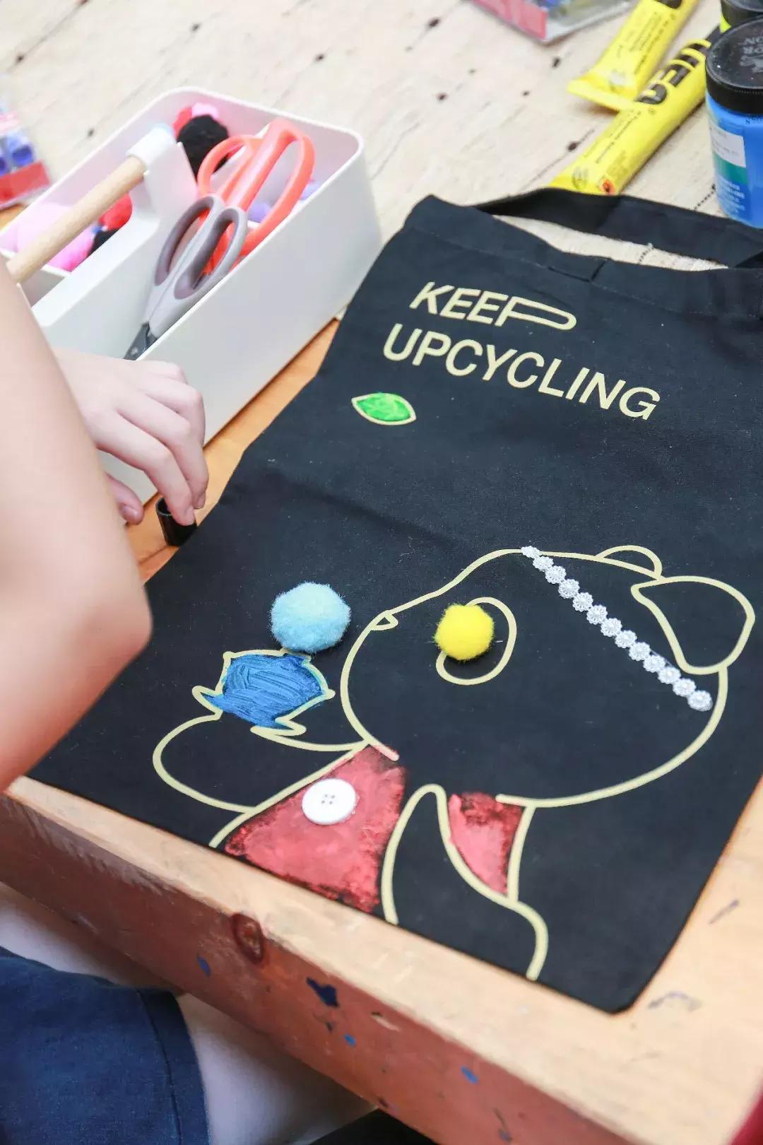 支持减塑，英国驻华大使和成都小学生一起DIY环保帆布袋