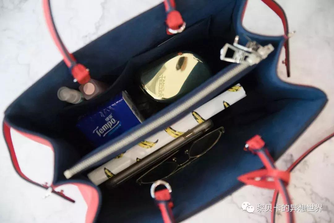 她们买了不少包，但天天背的还是这几个