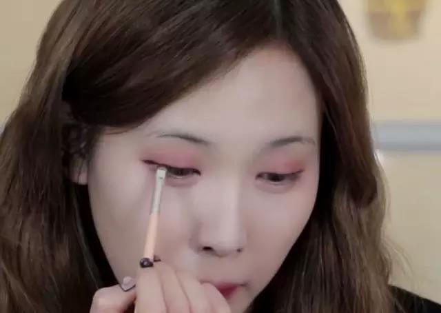 眼睛小睫毛短？学会这几招立马让眼睛放大两倍，堪称诈骗级化妆术