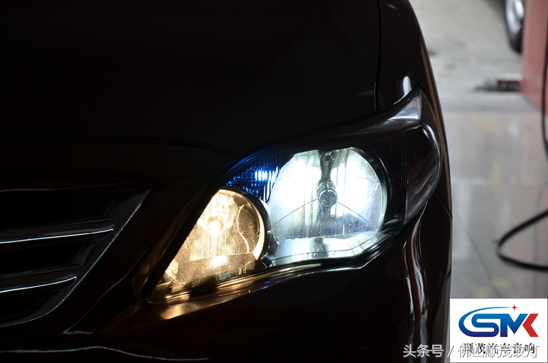 卡罗拉车主换了LED灯，对着墙看很开心，结果到了晚上就哭了