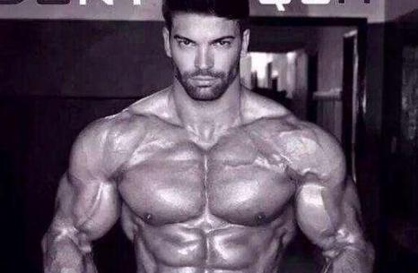 想要帅气有型且饱满的胸肌的方法,胸肌自然放松能显示好看的胸肌吗