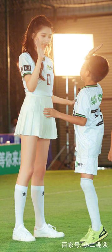 何炅和关晓彤的图片,何炅吃烤串