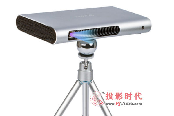 只需一台微投出差也能看大屏世界杯