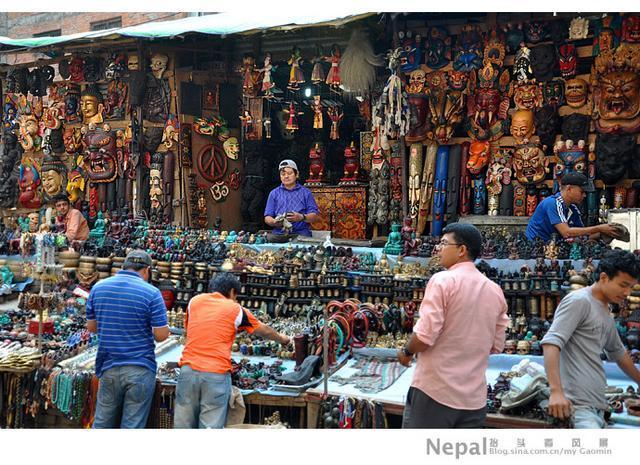 被中国游客“爆买”政府的尼泊尔，小店促销标语全是中文！