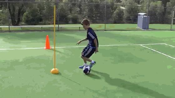 足球青训踩球怎么训练的,足球教学踩单车