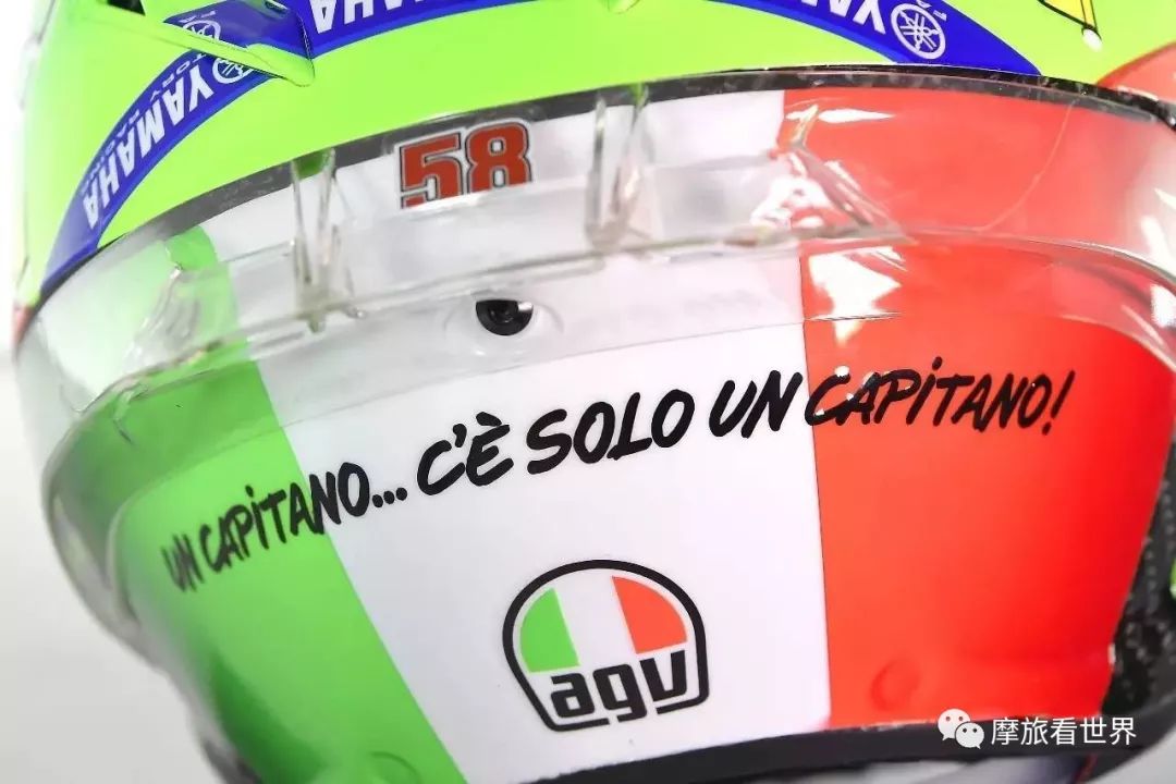 王一博骑摩托帅到爆的瞬间,王一博戴头盔只露眼睛