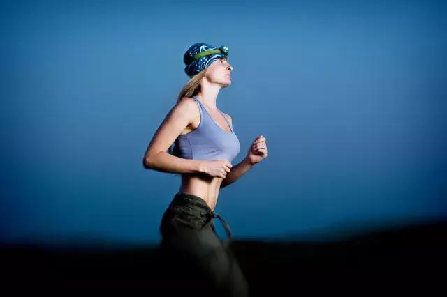 炎炎夏日不愿动？没关系，收好这份夜跑指南，在晚上悄悄燃脂