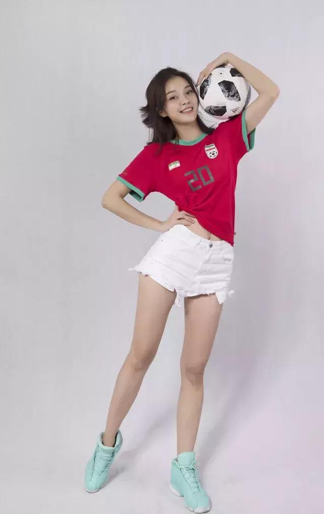 这些空姐都是正宗女球迷