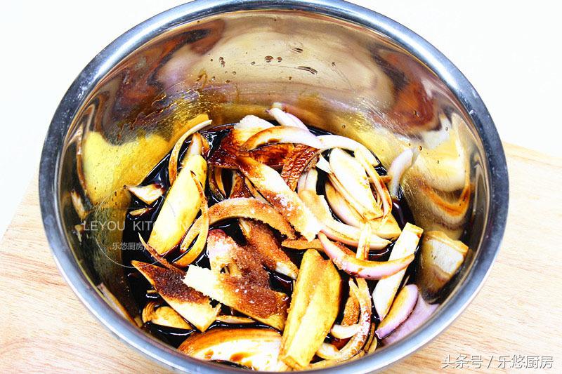 铁锅炖鸡怎么炖到软烂脱骨,炖鸡爪子软烂脱骨大火还是小火