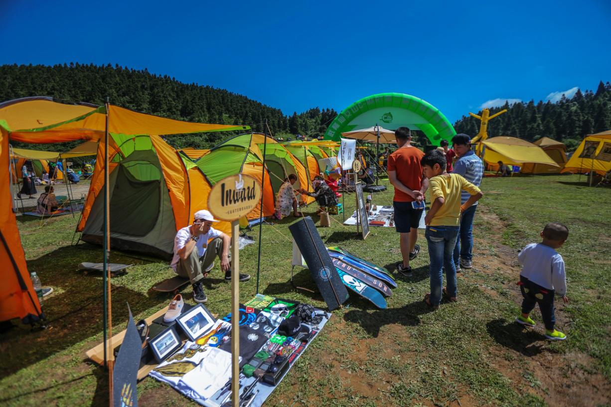 6月14日，到仙女山用650寸巨型电视机看世界杯开幕