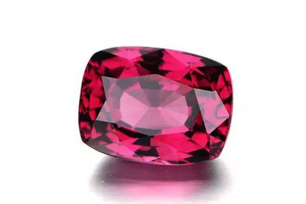 这石头有水果名字，有人称它为女性之石或一月出生者的守护石