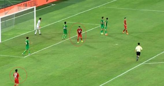 上港国脚失误,可悲可叹打脸完整视频