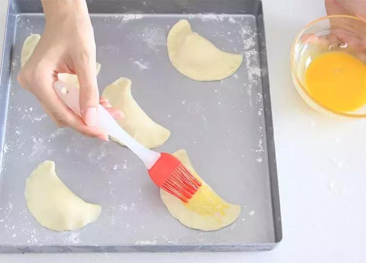 层层酥脆奶香浓郁太好吃了,榴莲酥有层次的酥皮