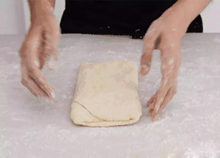 层层酥脆奶香浓郁太好吃了,榴莲酥有层次的酥皮