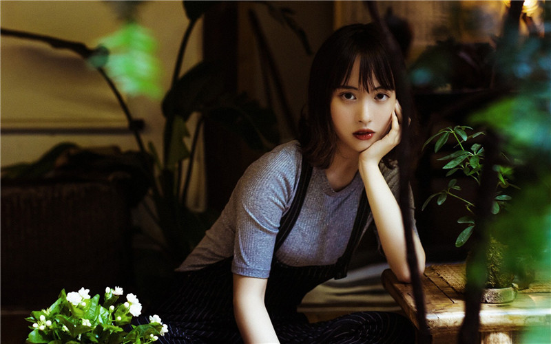 女人用手抚摸小肚子暗示什么,女性用手按压小腹会痛