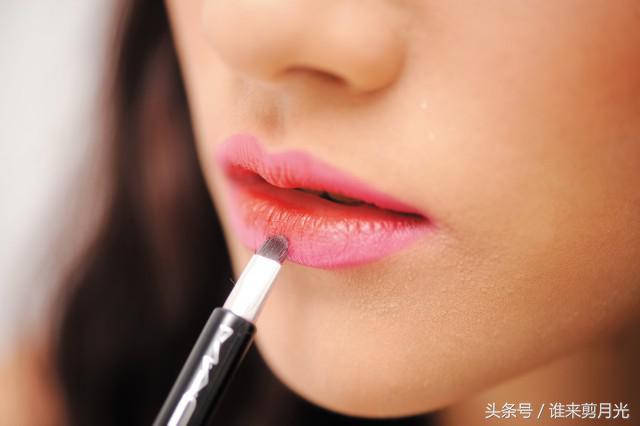 厚唇妆怎么涂口红好看,怎样简单涂口红视频教程